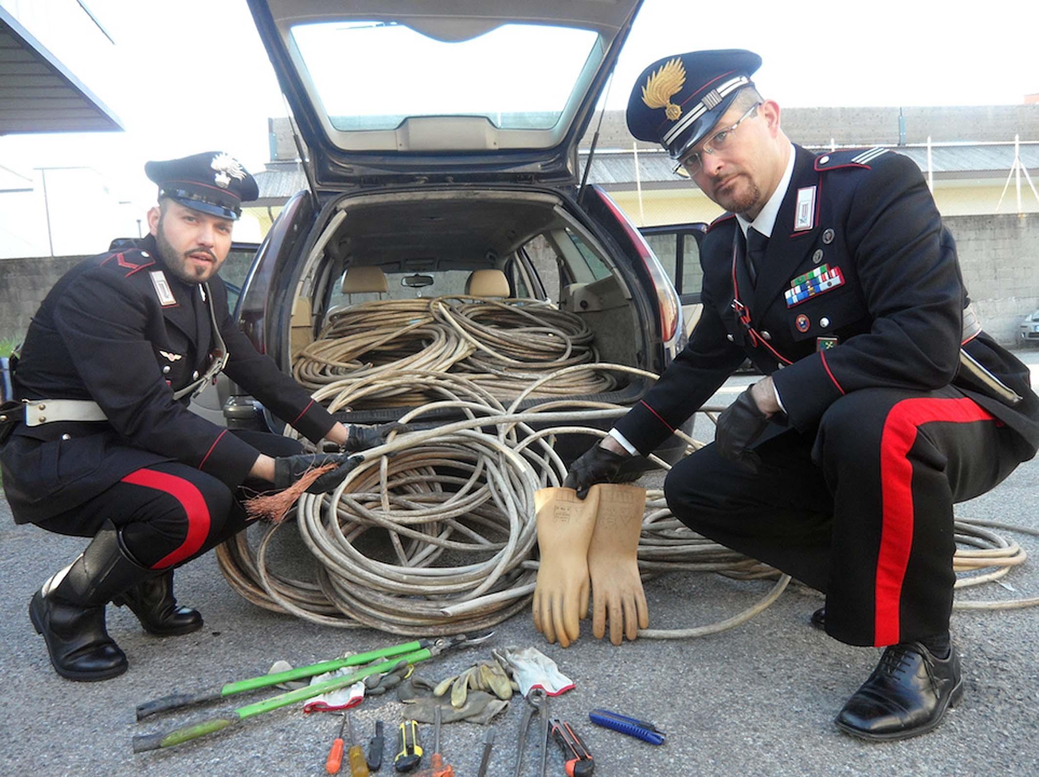 Rubano termosifoni e tubi in un'azienda. Tre arrestati 