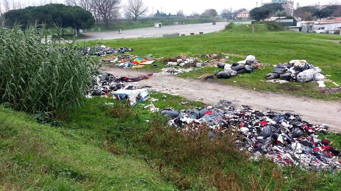 Una discarica a cielo aperto lungo la pista ciclabile a Mezzana (foto Cristina Pierattini) 