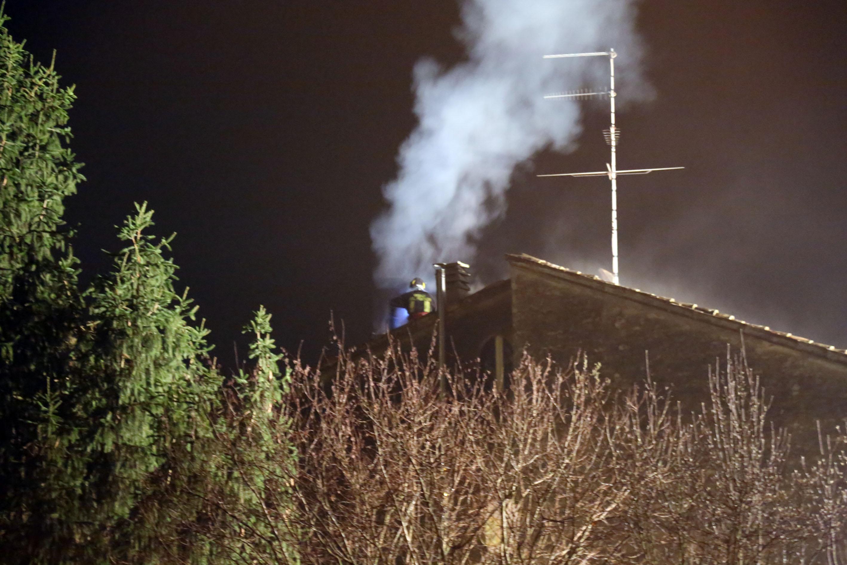 Allarme in una casa, brucia la canna fumaria