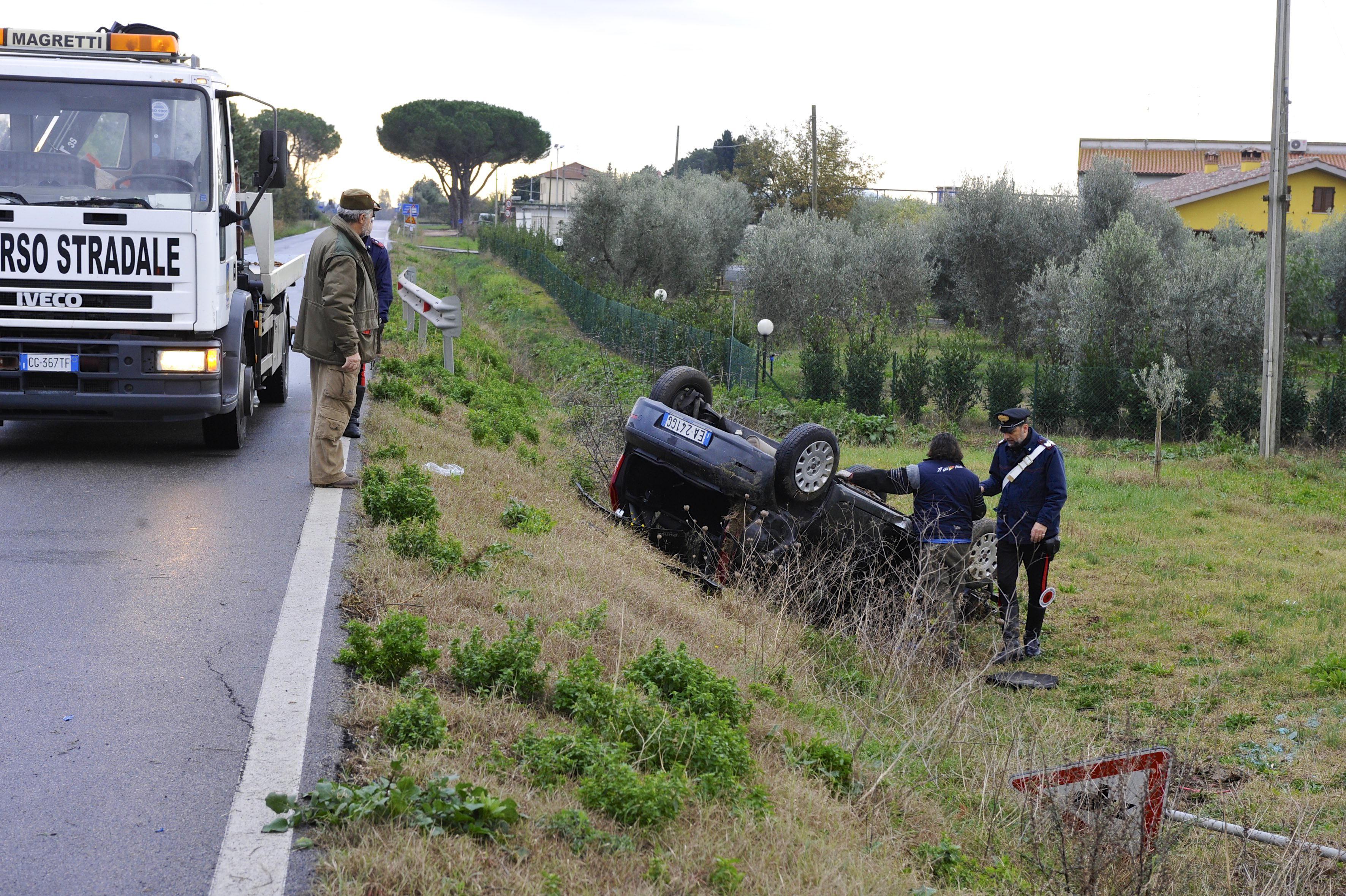 Una macchina ribaltata sull'Aurelia vecchia (foto agenzia Bf)