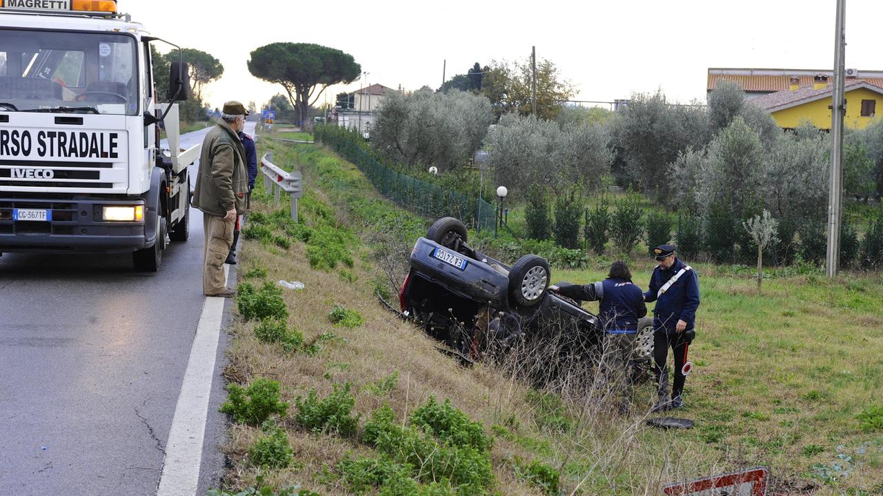 Una macchina ribaltata sull'Aurelia vecchia (foto agenzia Bf)