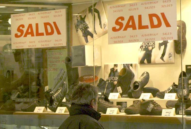Commercio, si punta già sui saldi 