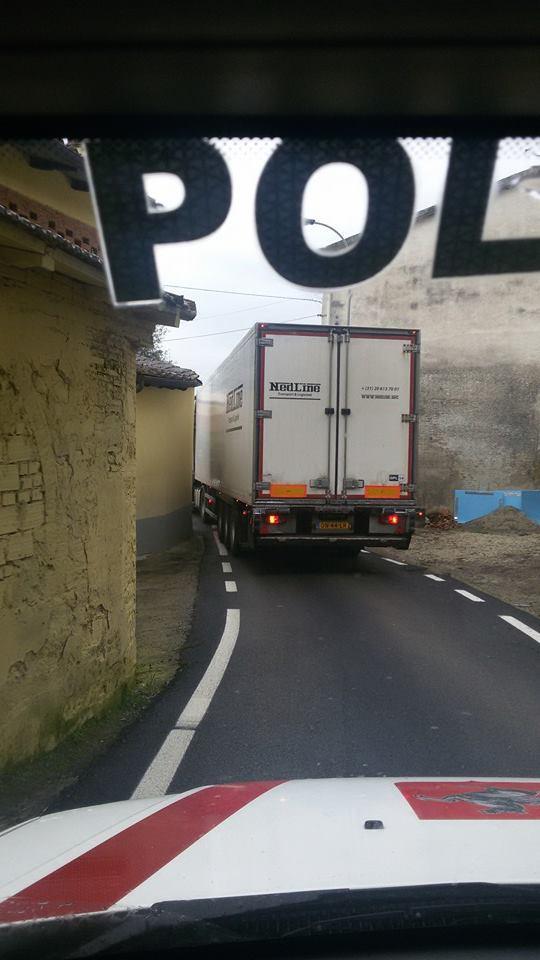 Il camion incastrato nella strettoia di Piccaratico