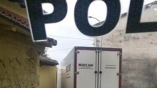 Il camion incastrato nella strettoia di Piccaratico