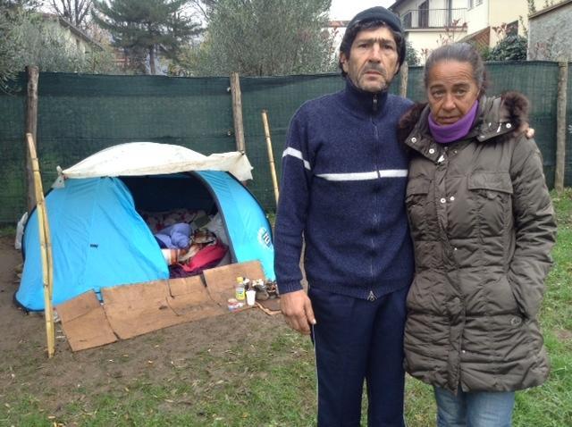 Giuseppe Russo e Sara Silvia, i due senzatetto che vivono in tenda dietro la stazione (foto Batavia)