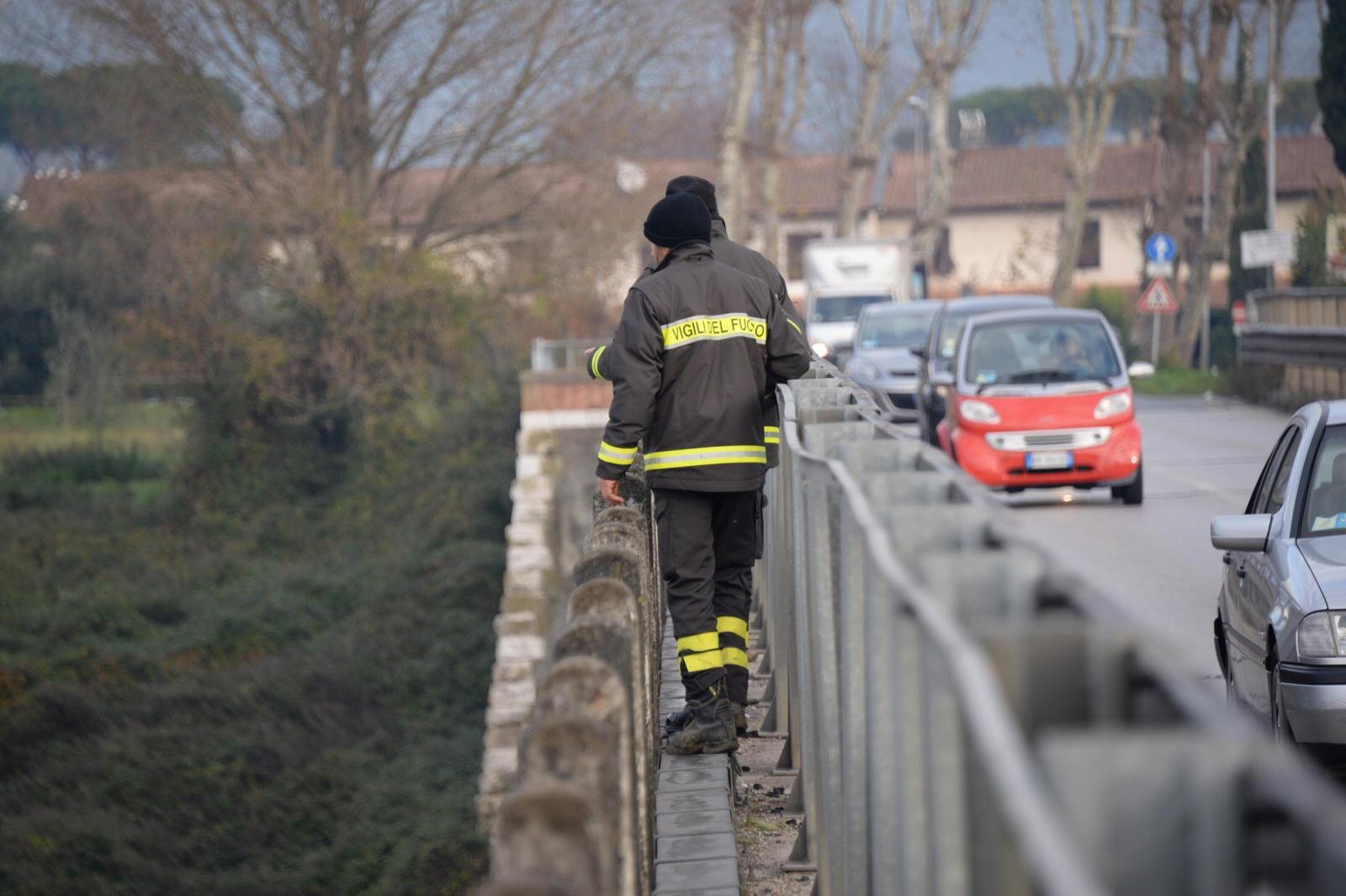I vigili del fuoco impegnati nelle ricerche di un uomo scomparso a Calcinaia