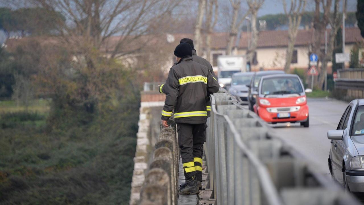 I vigili del fuoco impegnati nelle ricerche di un uomo scomparso a Calcinaia