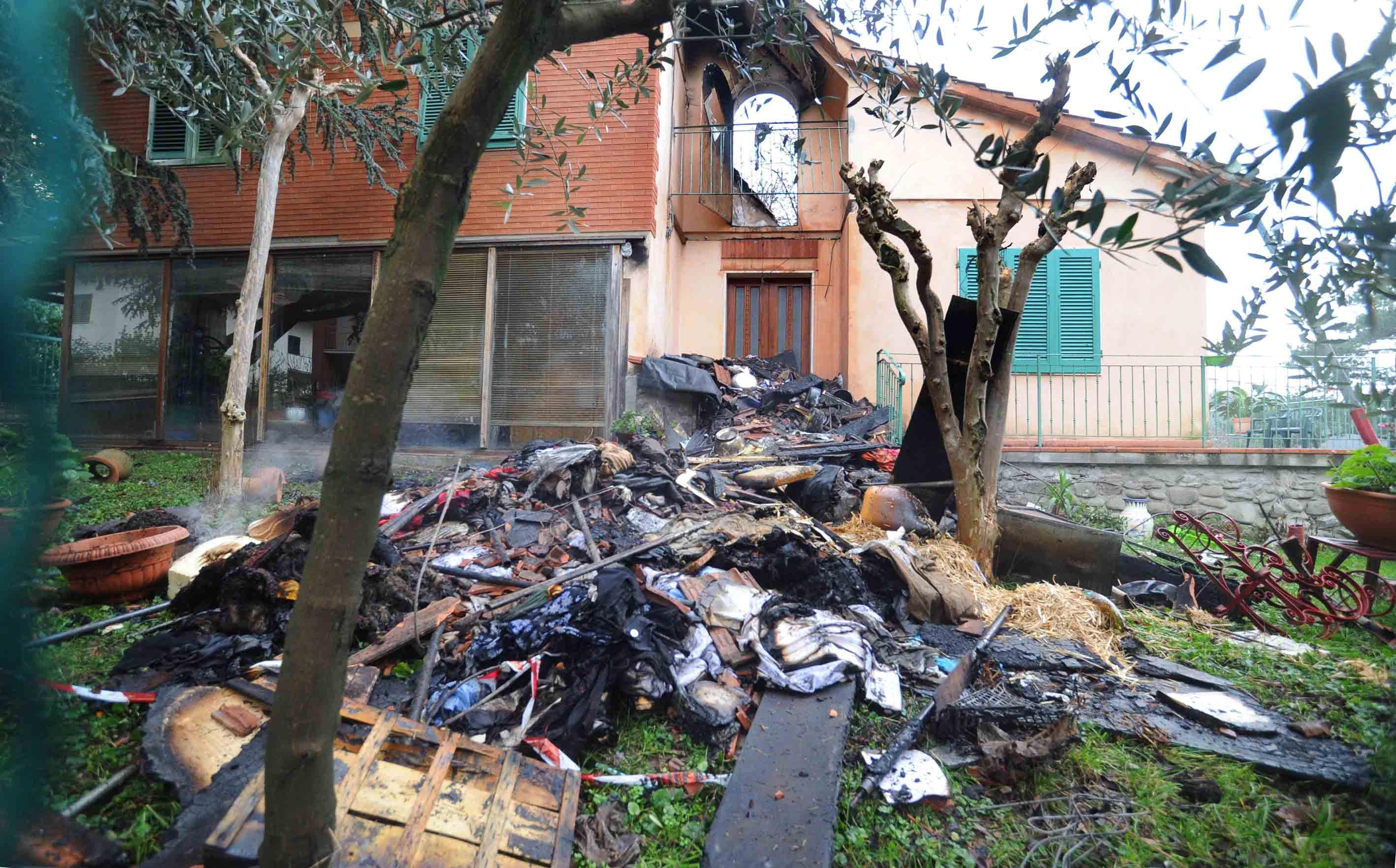 Gli effetti dell'incendio (foto Gori)
