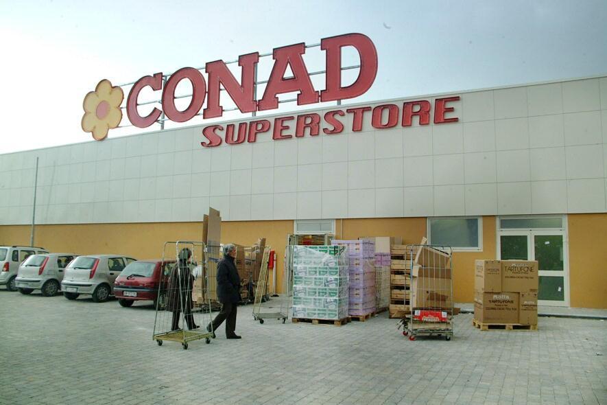 Il supermercato Conad sull'Aurelia a Pietrasanta