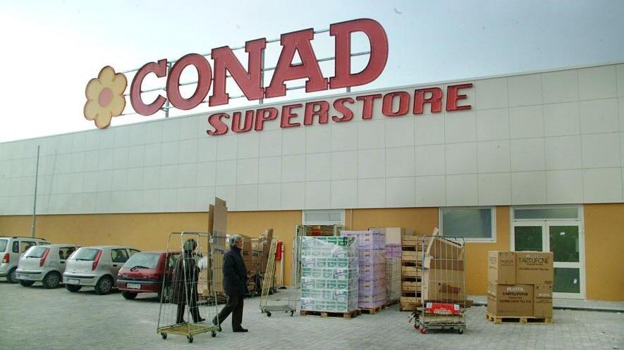 Il supermercato Conad sull'Aurelia a Pietrasanta