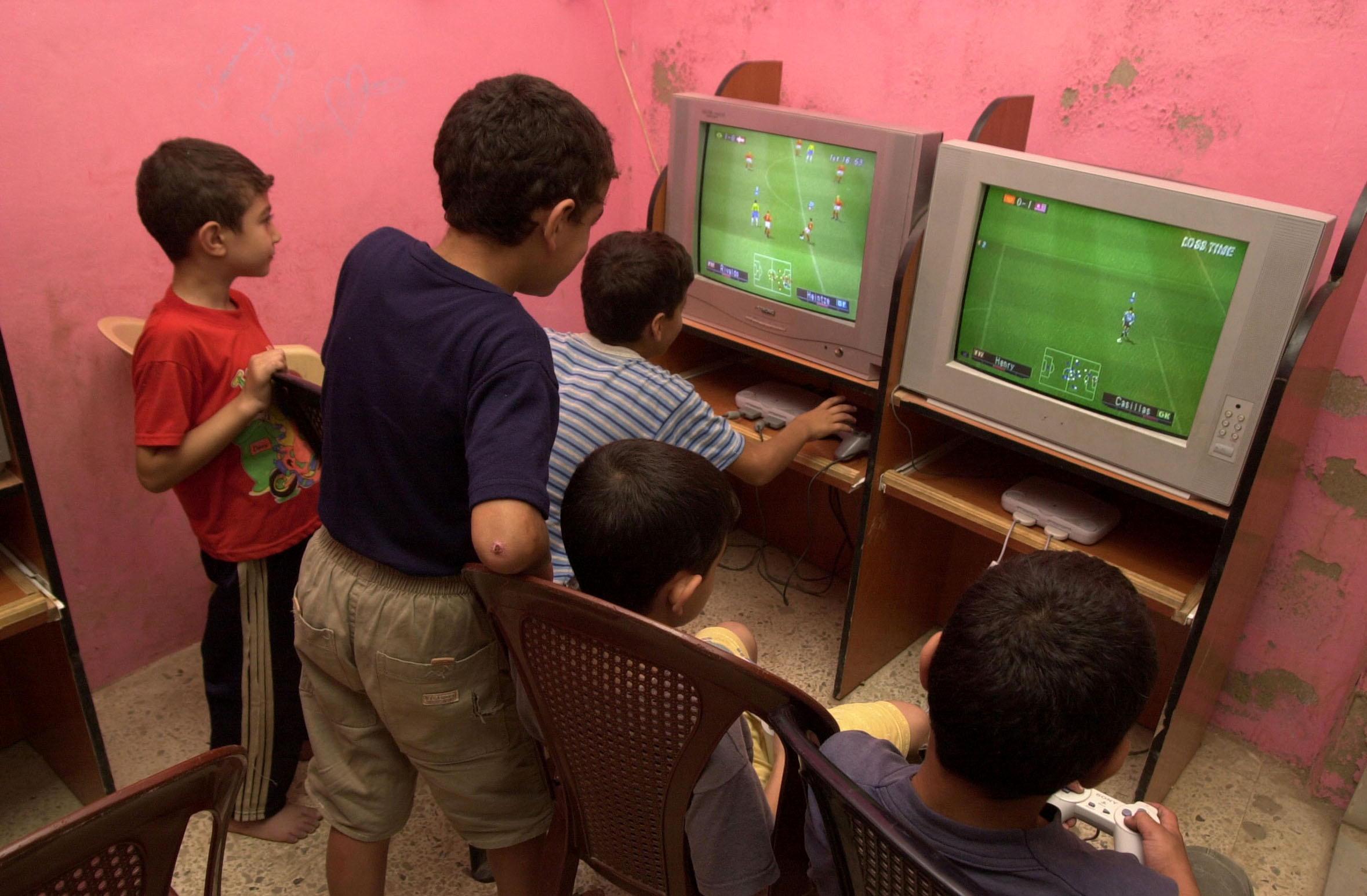 Ragazzi giocano con la playstation (foto di repertorio)
