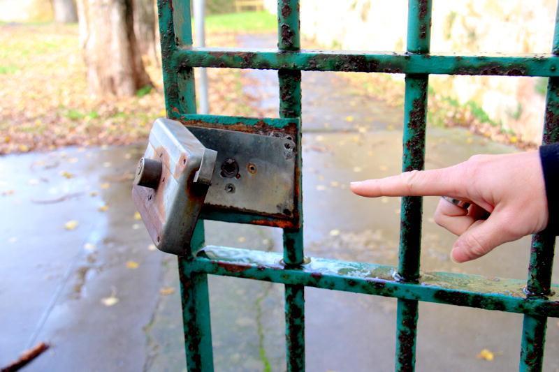 La serratura forzata del cancellino del giardino