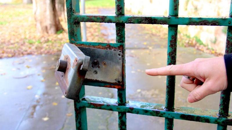 La serratura forzata del cancellino del giardino