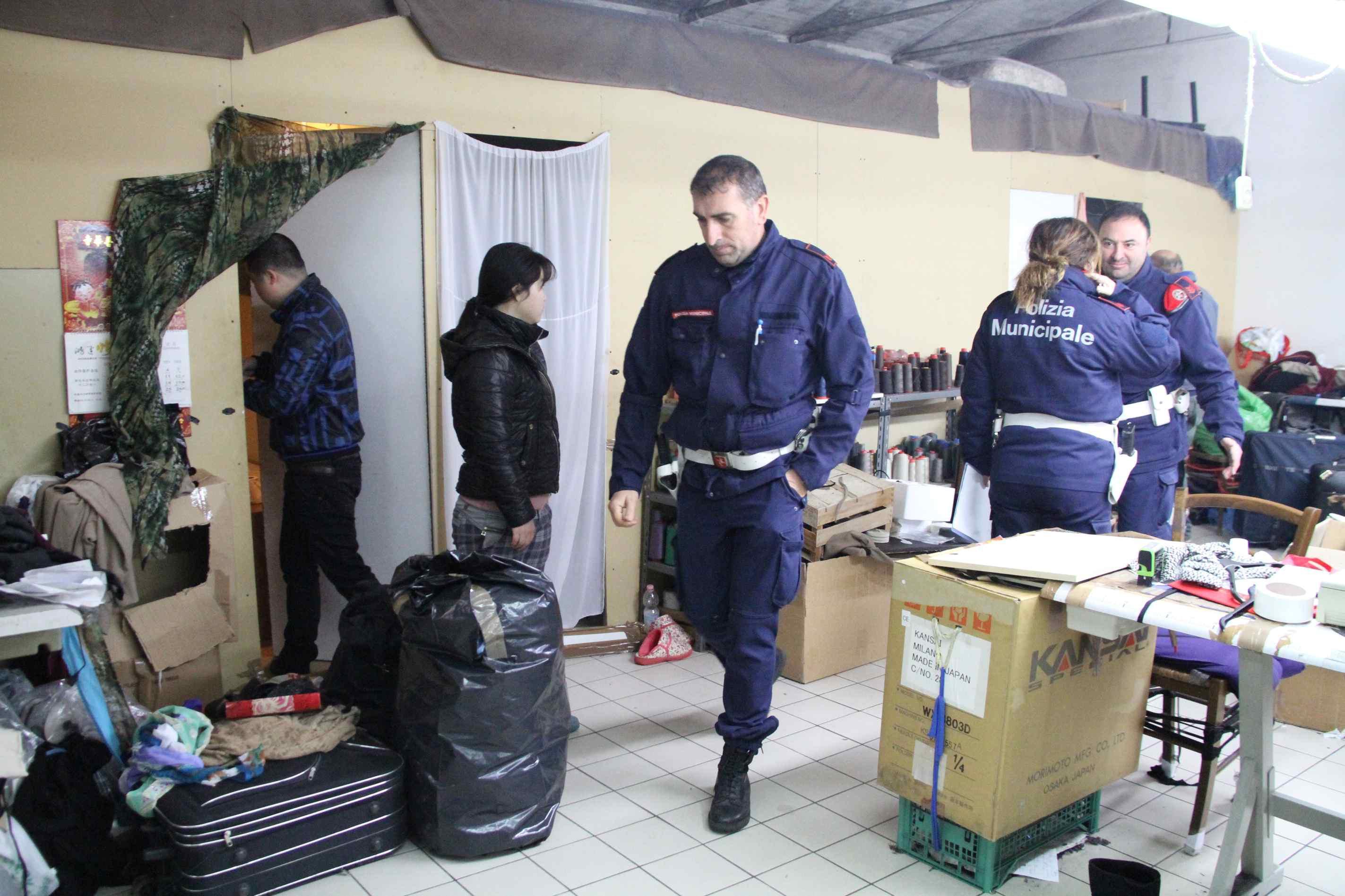 Un controllo della polizia municipale in un'azienda (foto d'archivio)