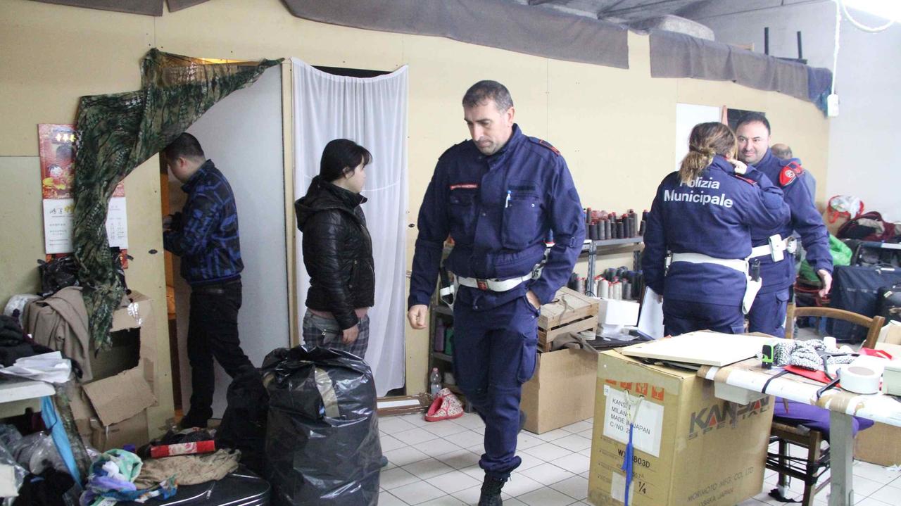 Un controllo della polizia municipale in un'azienda (foto d'archivio)