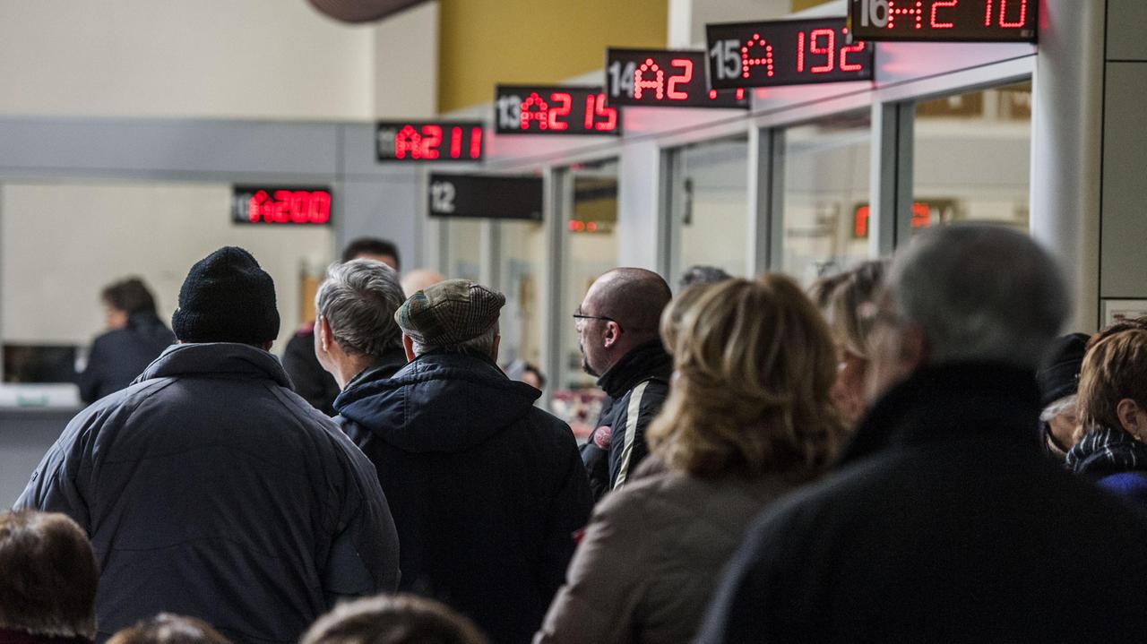 In fila per pagare le tasse