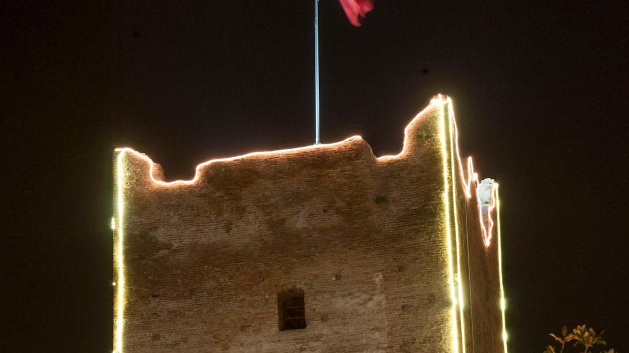 Dopo tre anni le luminarie tornano sulla rocca medievale