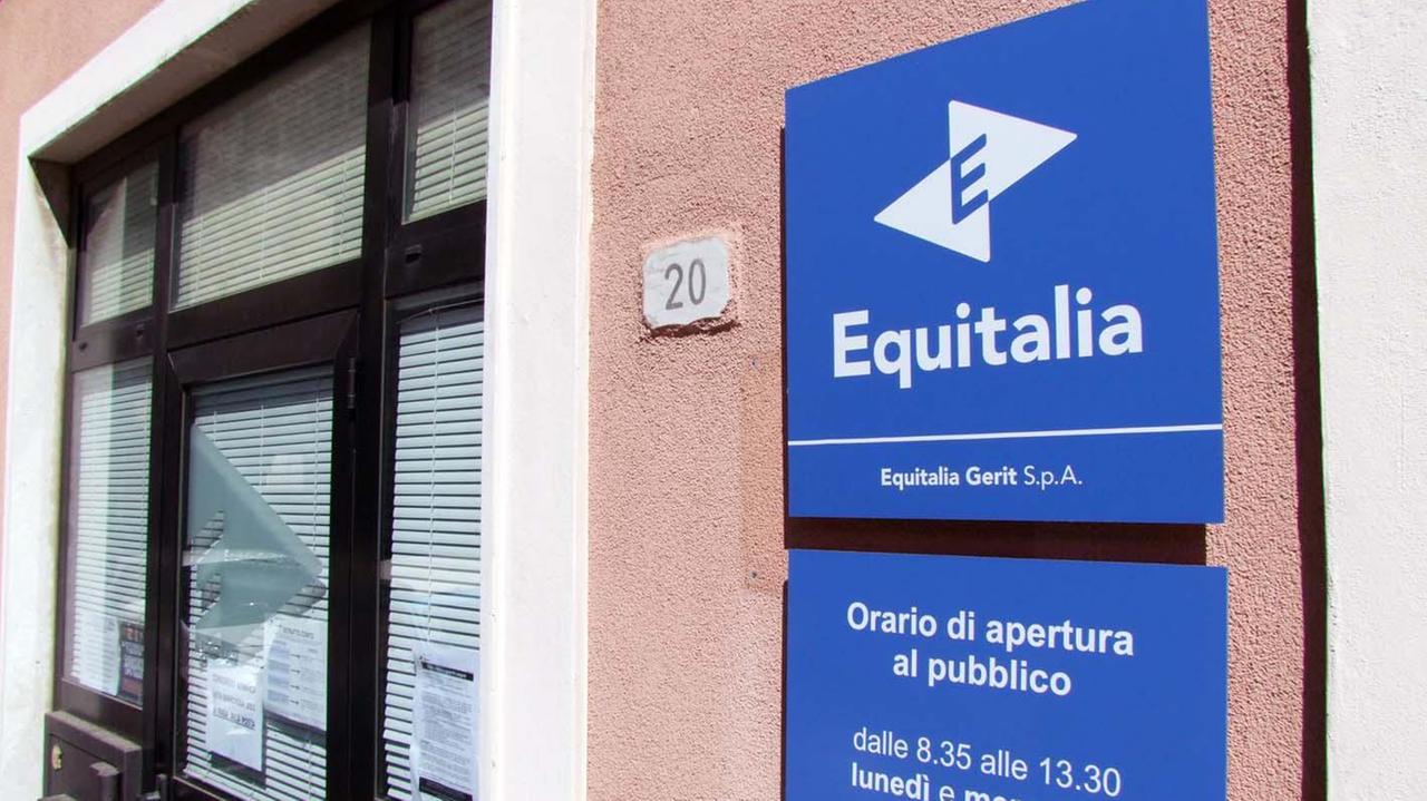 Lo sportello Equitalia (foto Pabar)