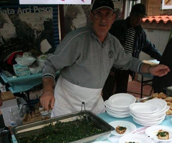 Lo stand delle acciughe allestito da Arci Pesca