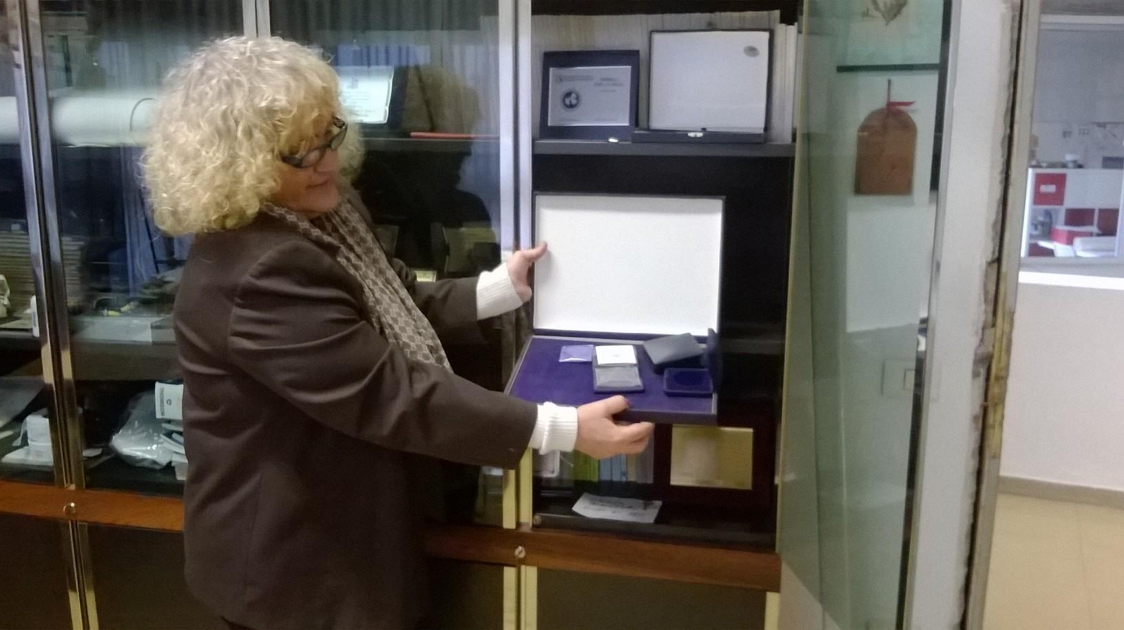 La teca nella presidenza della Roncalli da cui sono state rubate le medaglie d'argento
