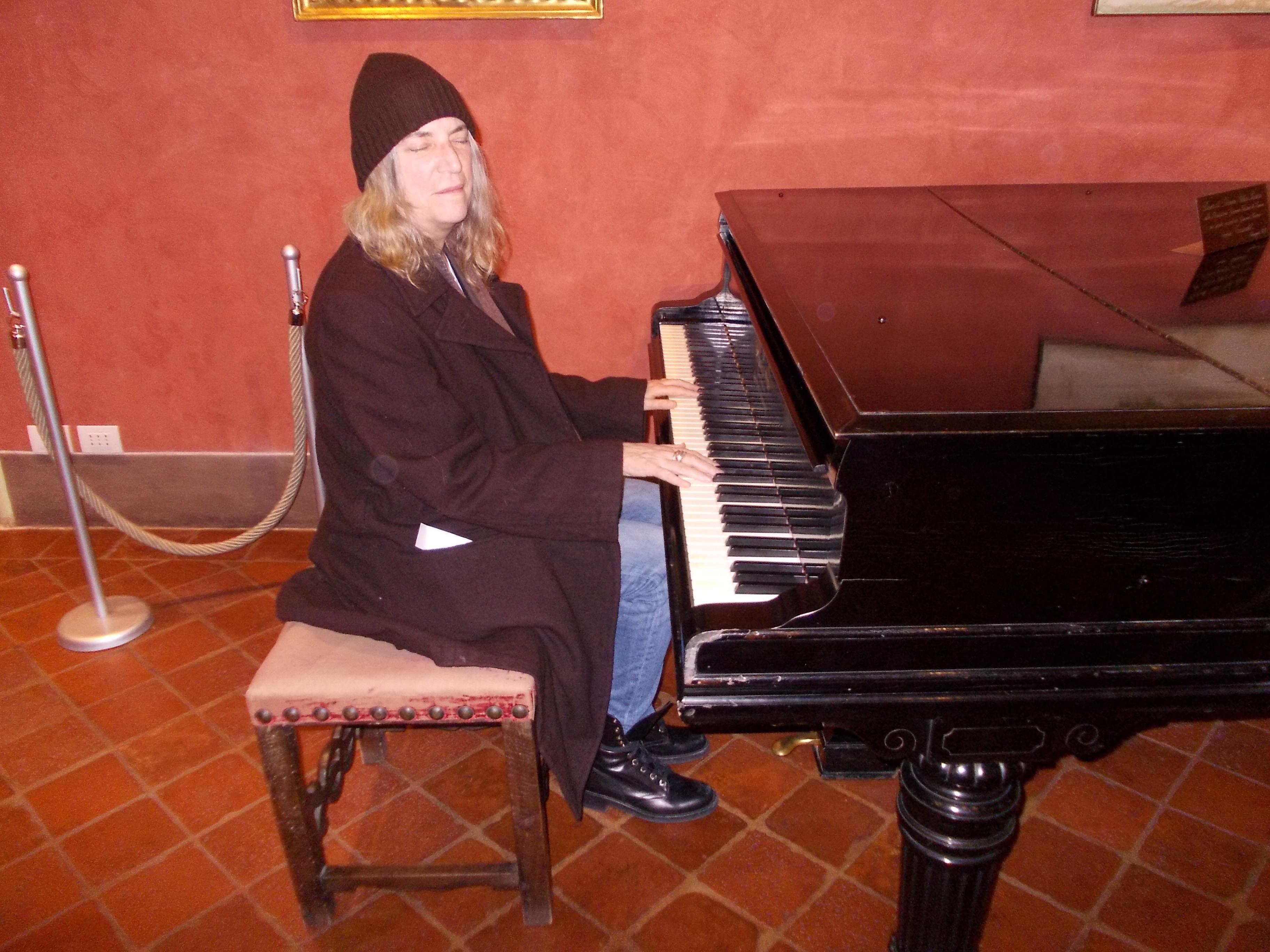 Patti Smith suona il pianoforte di Puccini al Puccini Museum (Lucca)
