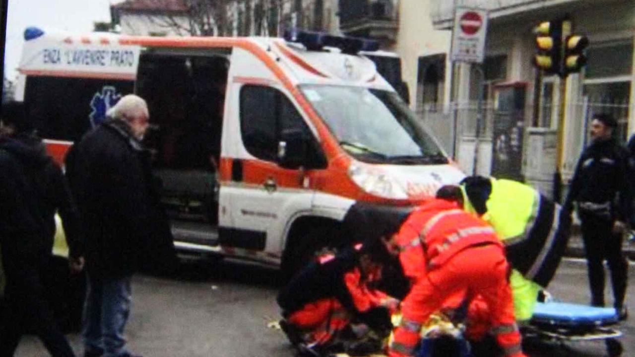 I soccorsi al cinese accoltellato in via Filzi (foto Batavia)