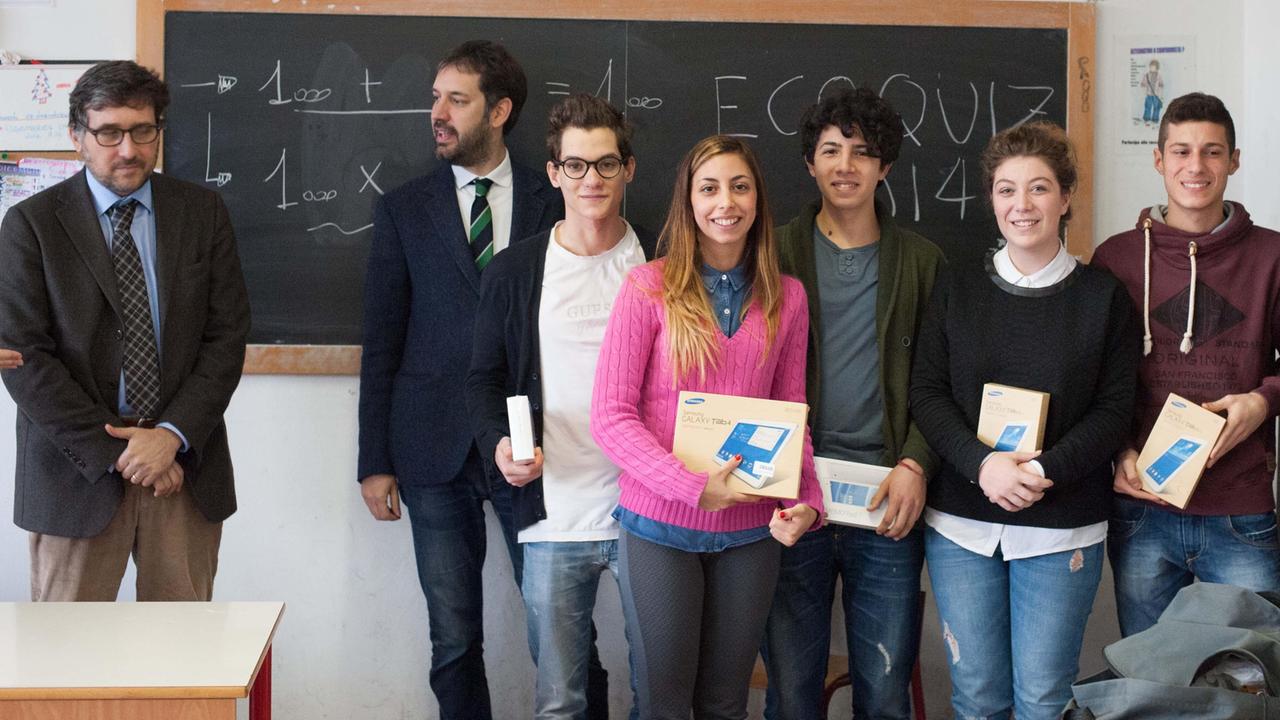 Il presidente di Asm Alessandro Canovani, l'assessore Filippo Alessi insieme agli studenti vincitori