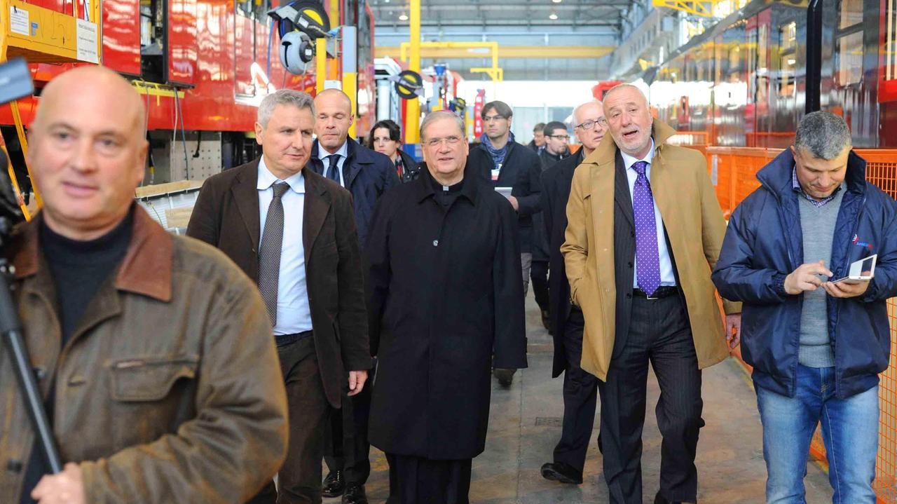 Il vescovo Tardelli nella sua visita allo stabilimento di via Ciliegiole (foto Gori)