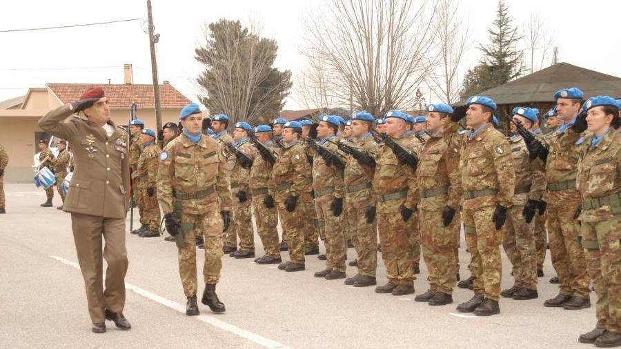 Militari schierati alla caserma Bechi Luserna lungo l'Aurelia (foto di repertorio)