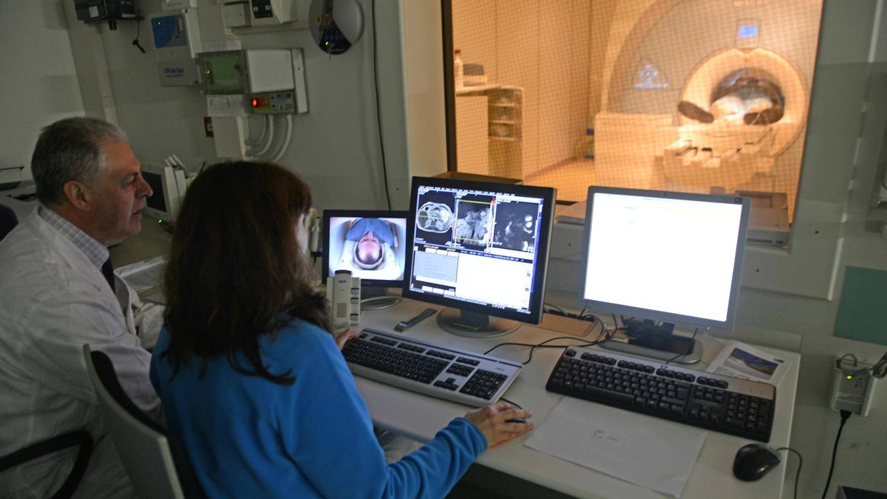 Un radiologo al lavoro mentre effettua un esame di risonanza magnetica (foto d'archivio)
