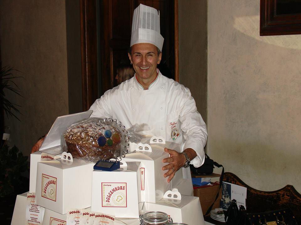 Stefano Gatti con i suoi panettoni