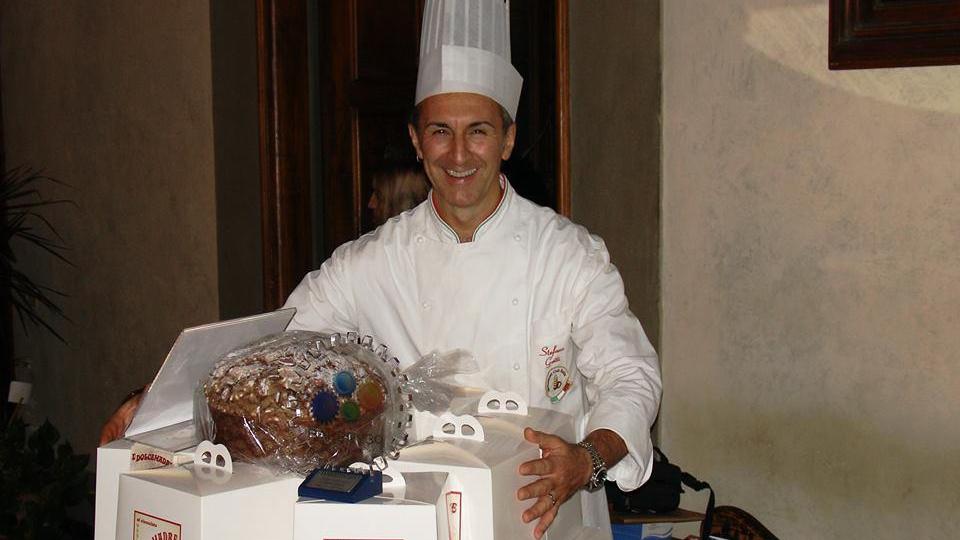 Stefano Gatti con i suoi panettoni