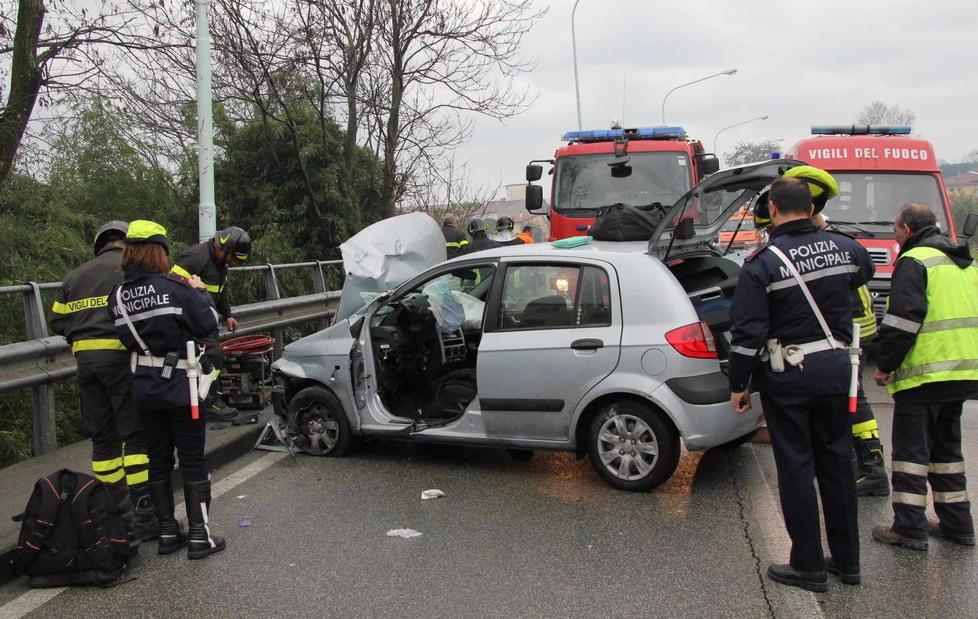 Donna in auto finisce contro un palo 