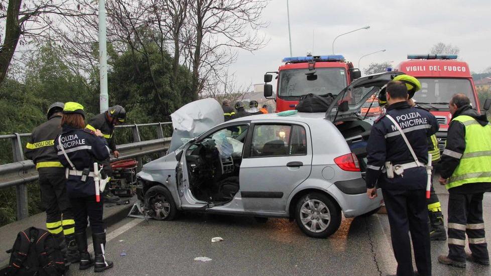 Donna in auto finisce contro un palo
