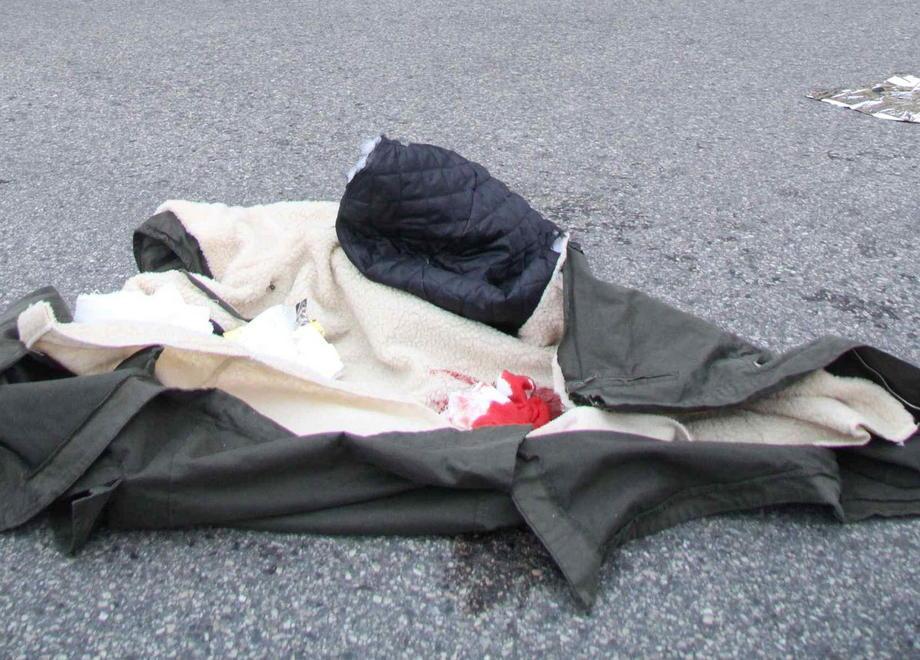 Accoltellato, fugge in strada e finisce contro un’auto 