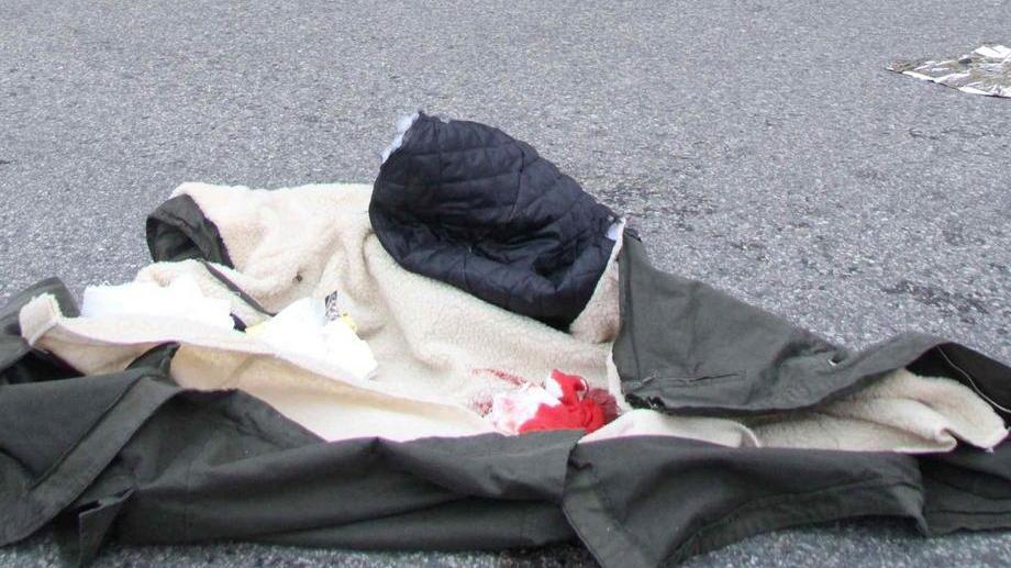Accoltellato, fugge in strada e finisce contro un’auto