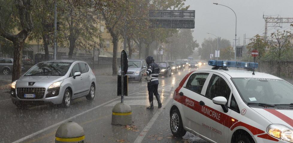 Temporali e vento, altre 24 ore d’ansia per l’allerta meteo 