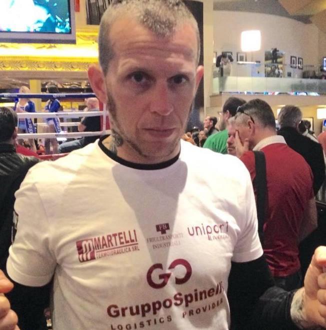 Bottai sul ring con le magliette di Spinelli e del Livorno
