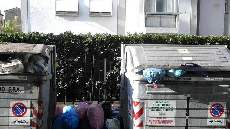 Cassonetti strapieni e nessuno li vuota
