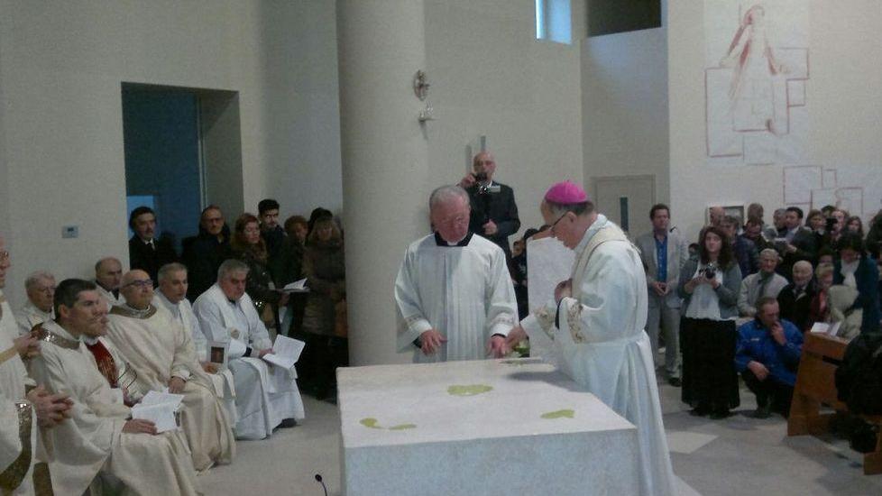 Ubersetto entra nella chiesa parrocchiale