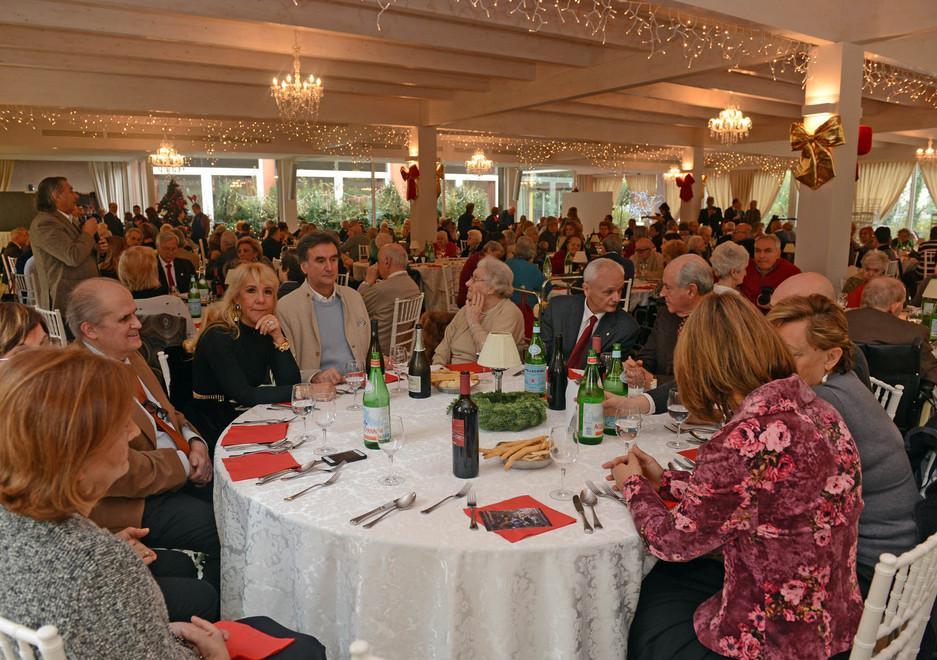 Gli anziani ospiti alla tavola dei Lions festa degli auguri con il vescovo Lanfranchi