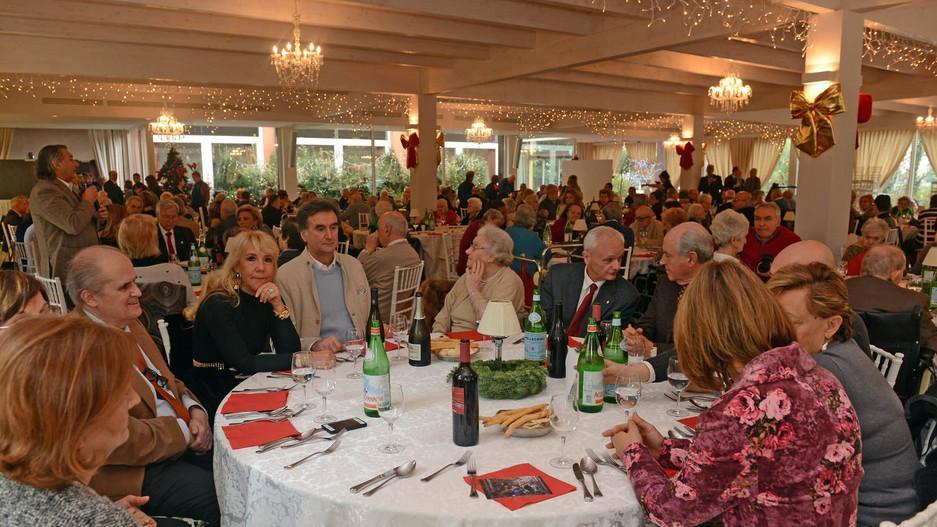 Gli anziani ospiti alla tavola dei Lions festa degli auguri con il vescovo Lanfranchi