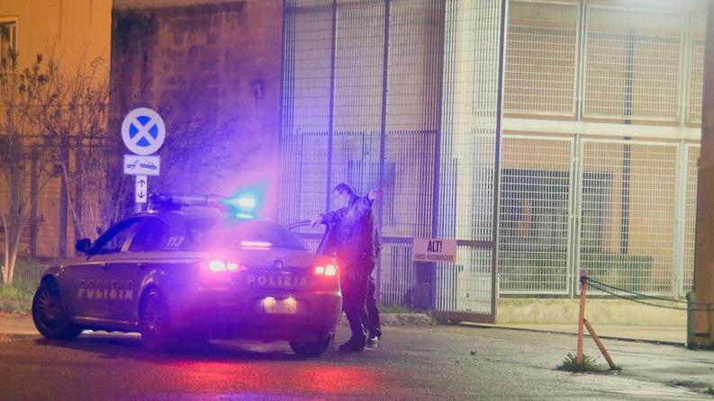 Protesta di un gruppo di anarchici ieri sera davanti al carcere Sant’Anna