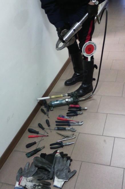 Sull’auto un market di attrezzi per i furti