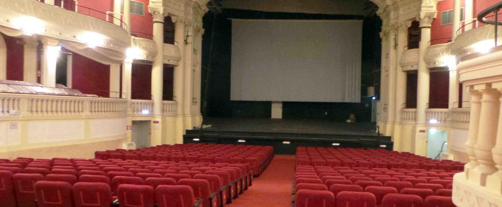 La metamorfosi del teatro: dopo la distruzione la rinascita in due anni e mezzo