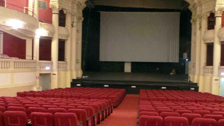 La metamorfosi del teatro: dopo la distruzione la rinascita in due anni e mezzo