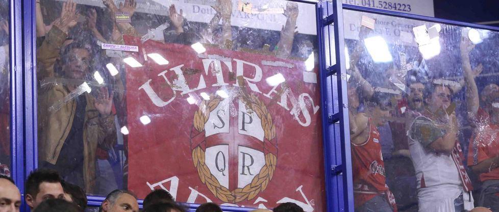 E i sessanta tifosi “ingabbiati” cantano «Salutate la capolista»