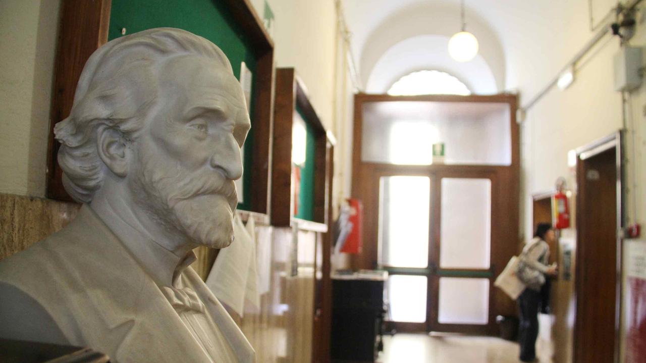 La scuola di musica Giuseppe Verdi col busto del musicista in primo piano