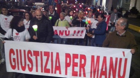 Uno striscione dedicato a Manuele Iacconi durante la fiaccolata per la legalità