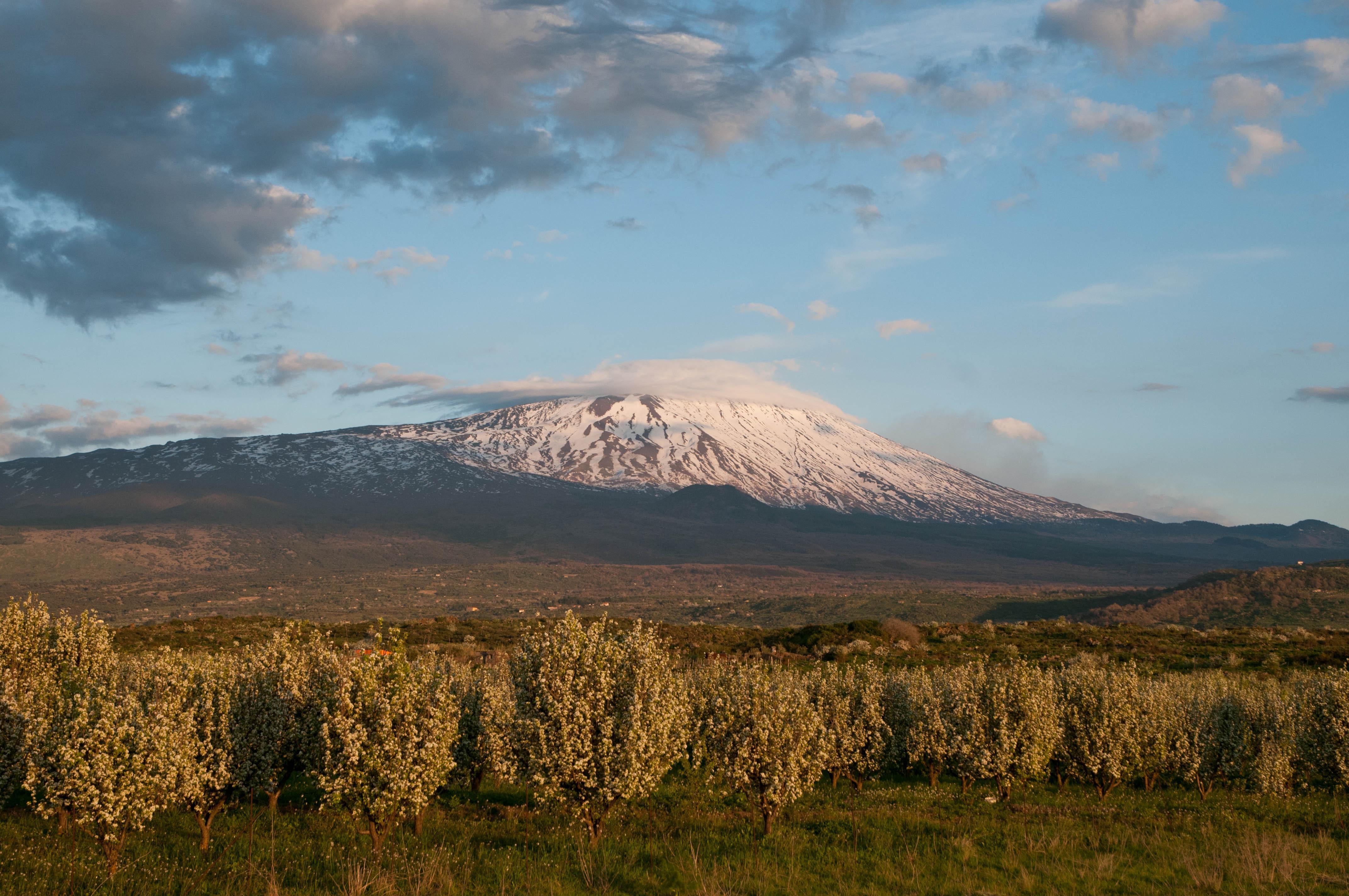 Tre escursionisti cagliaritani dispersi sull'Etna, salvati dopo ore